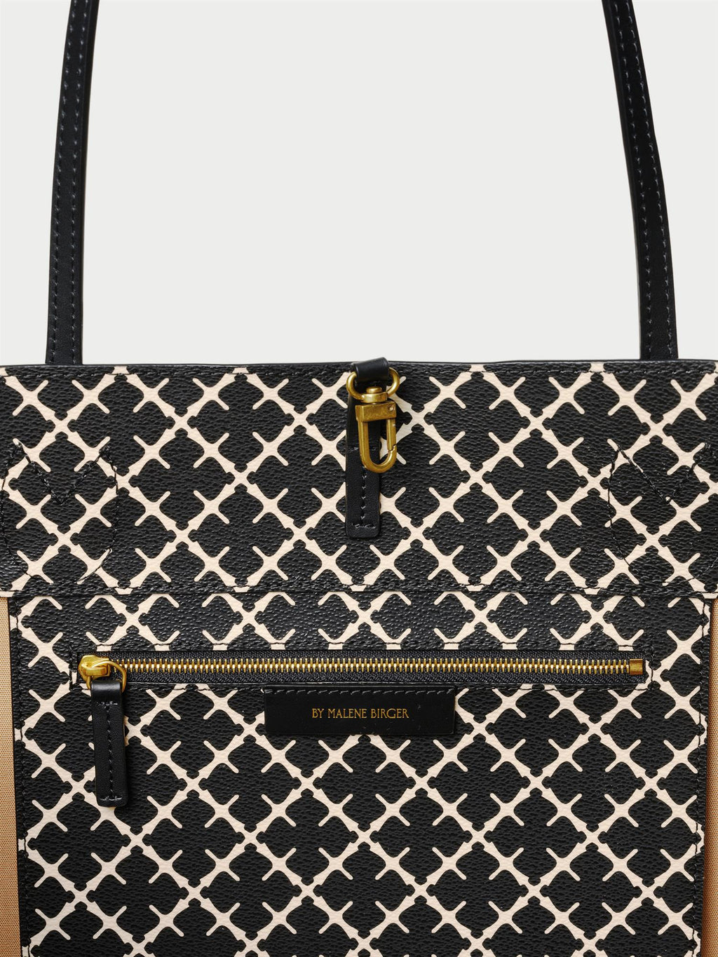 ABI TOTE veske fra By Malene Birger i fargen sort, laget i polyvinylklorid med Signature Flower print og skinnhåndtak. Romslig modell med innvendig lomme.