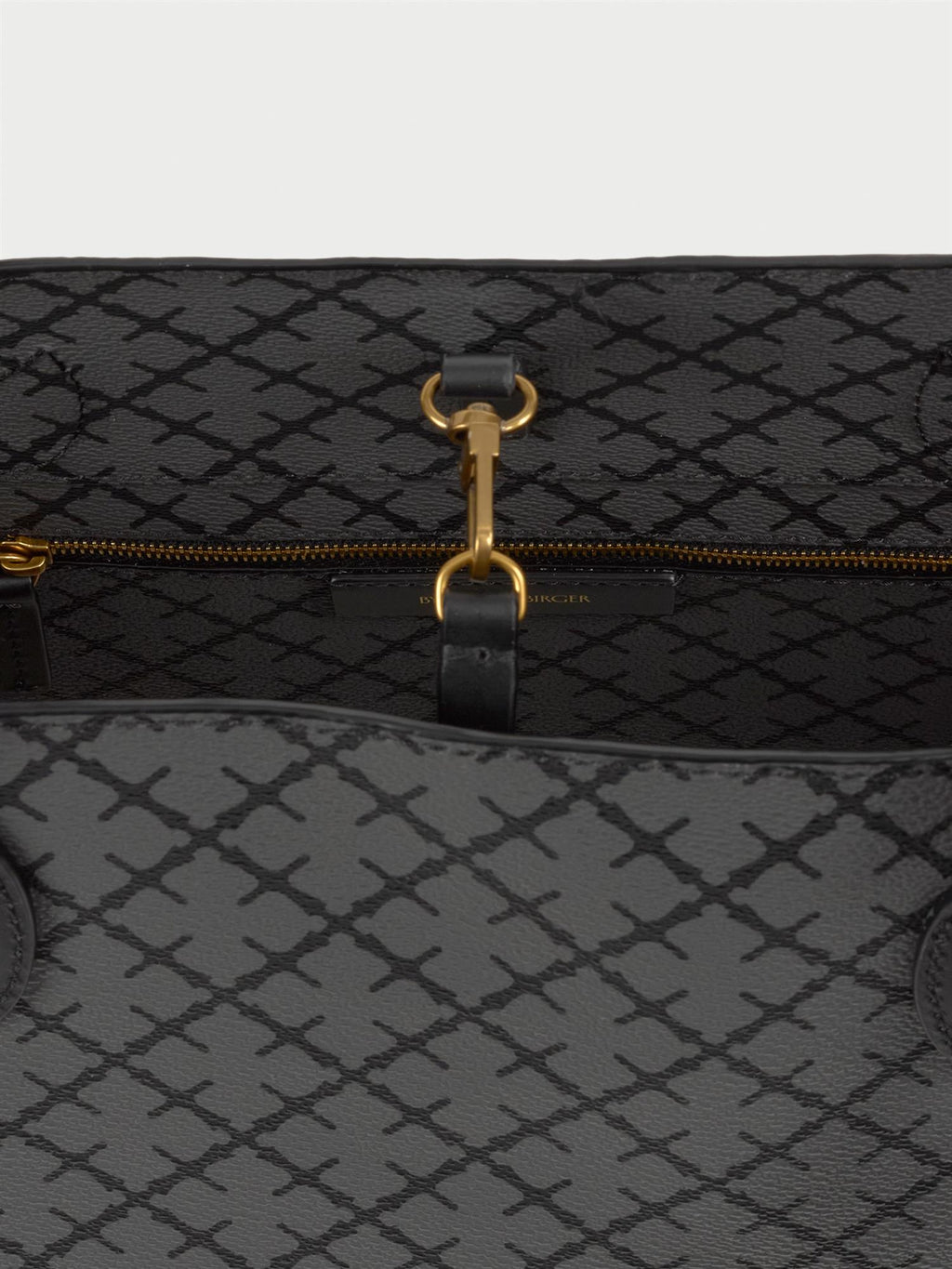 ABIGAIL veske fra By Malene Birger i fargen lysegrå, laget i polyvinylklorid med Signature Flower print.