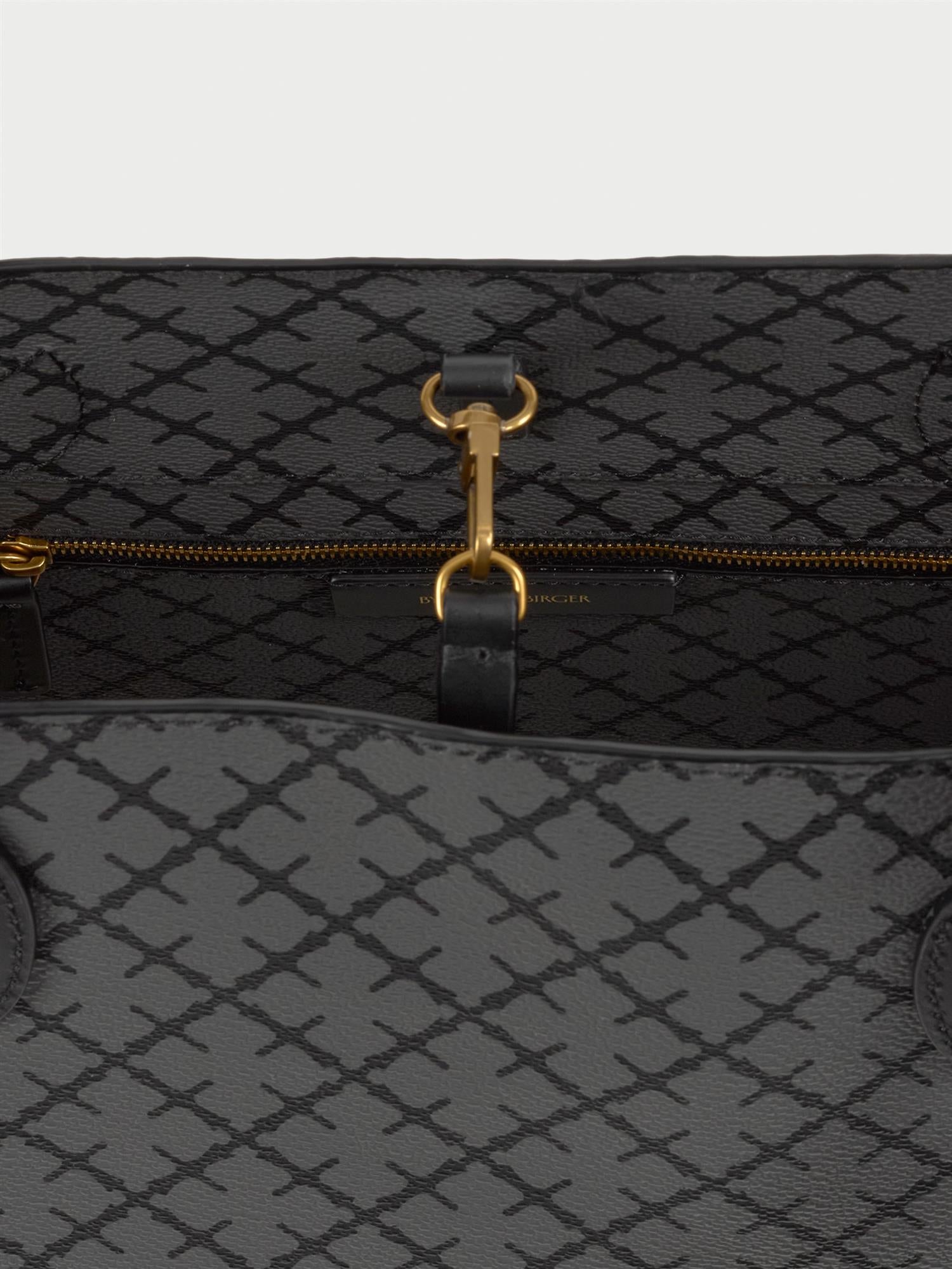 ABIGAIL veske fra By Malene Birger i fargen lysegrå, laget i polyvinylklorid med Signature Flower print.