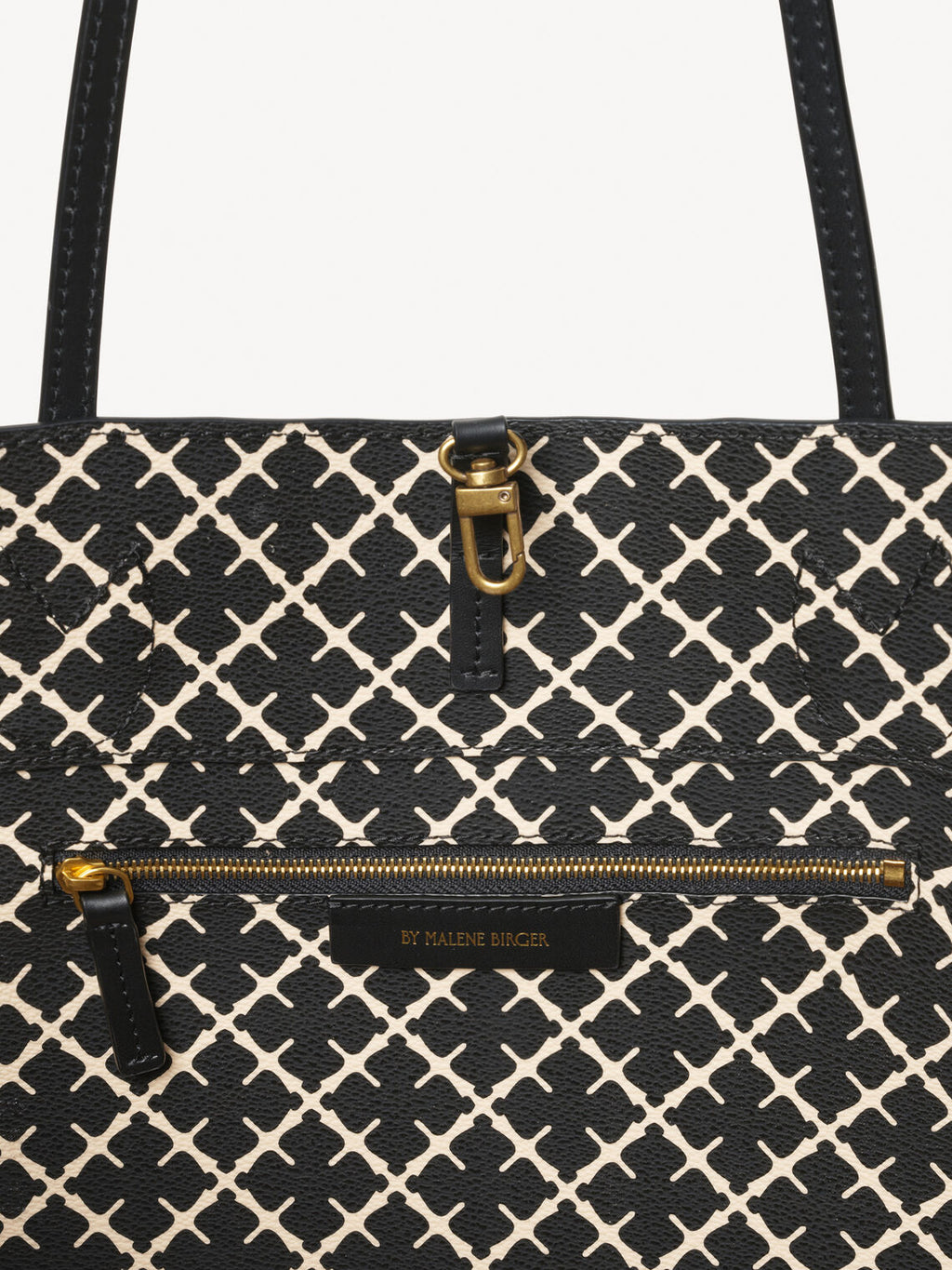ABIGAIL veske fra By Malene Birger i fargen sort, laget i polyvinylklorid med Signature Flower print.