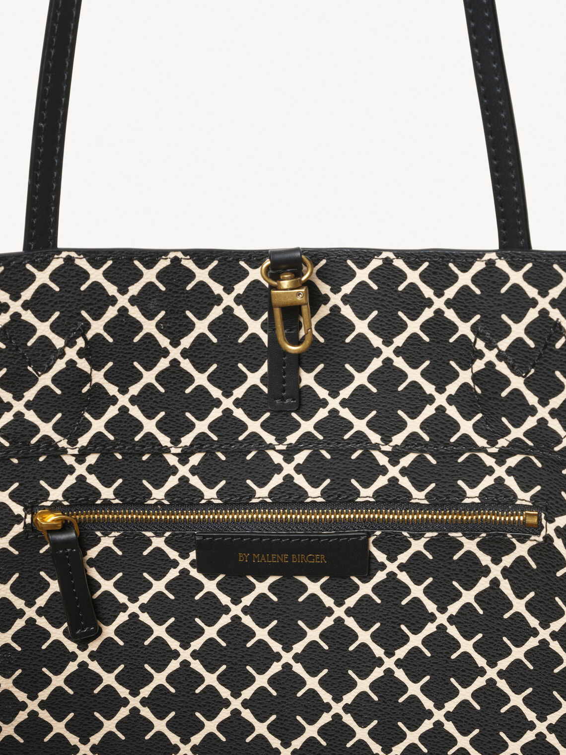 ABIGAIL veske fra By Malene Birger i fargen sort, laget i polyvinylklorid med Signature Flower print.