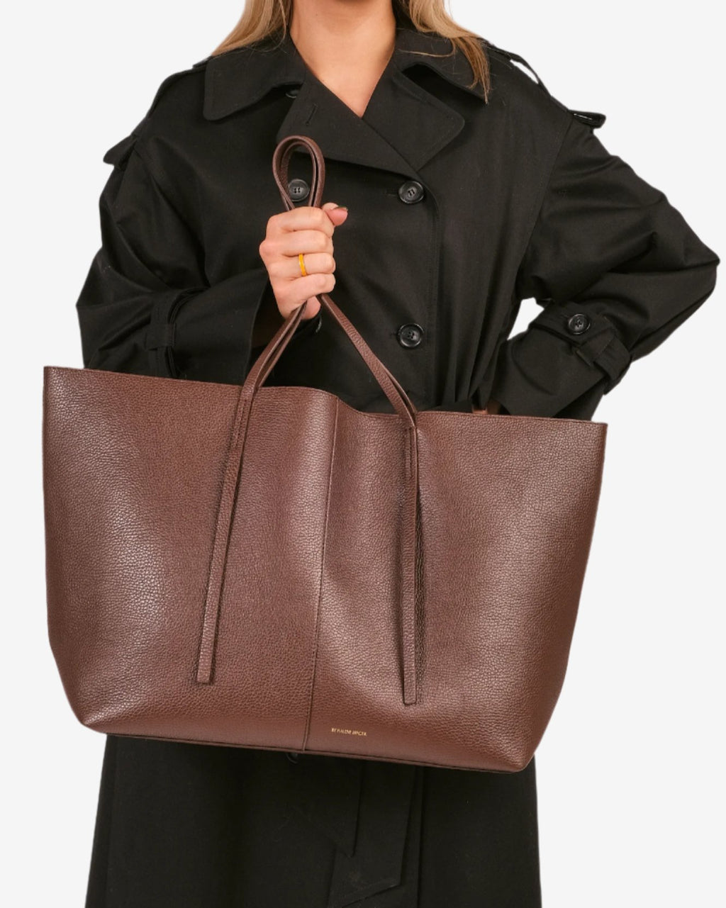 By Malene Birger Abilla skinnveske i brun, laget av 100% kuskinn, med en myk kvalitet og romslig størrelse.