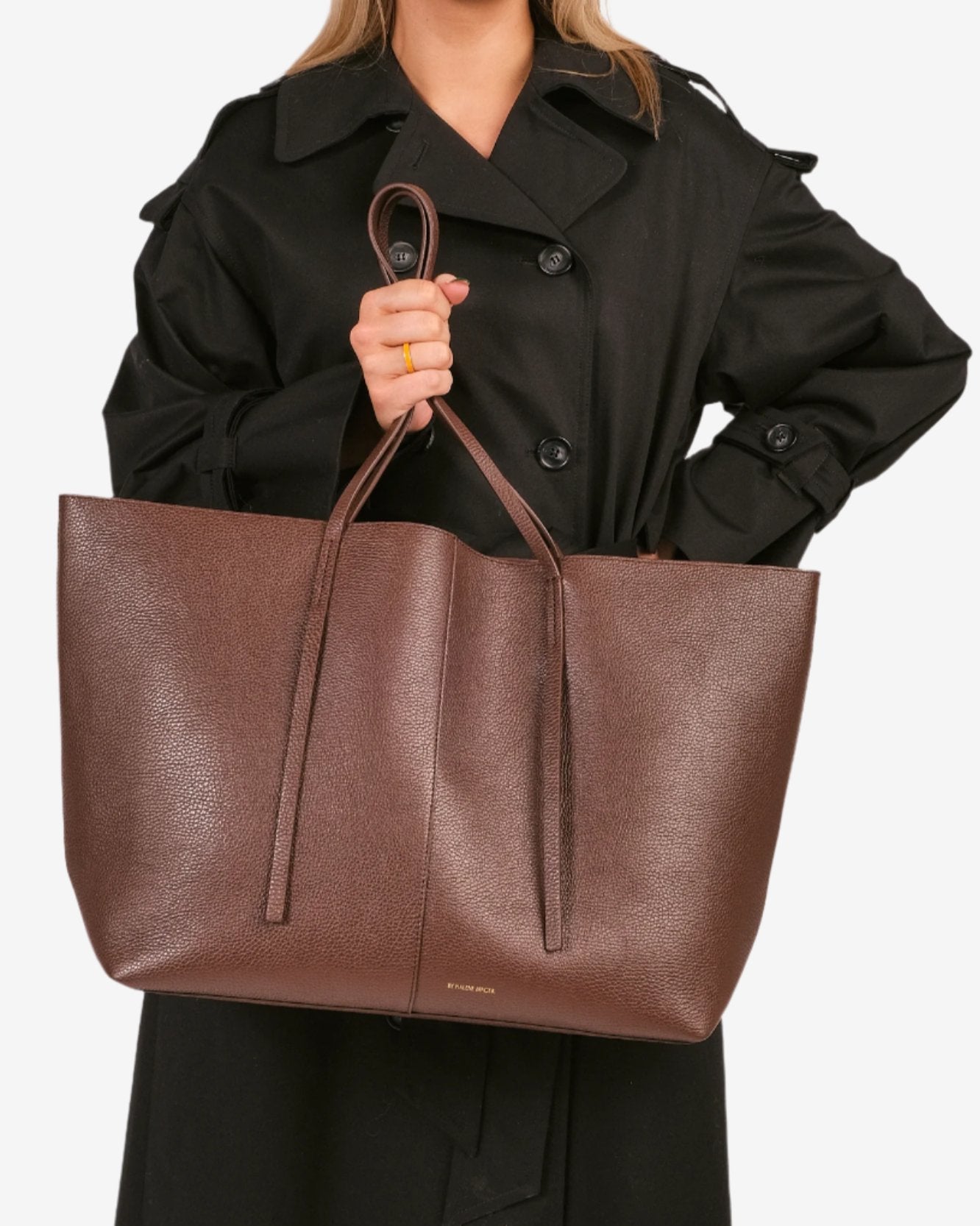 By Malene Birger Abilla skinnveske i brun, laget av 100% kuskinn, med en myk kvalitet og romslig størrelse.