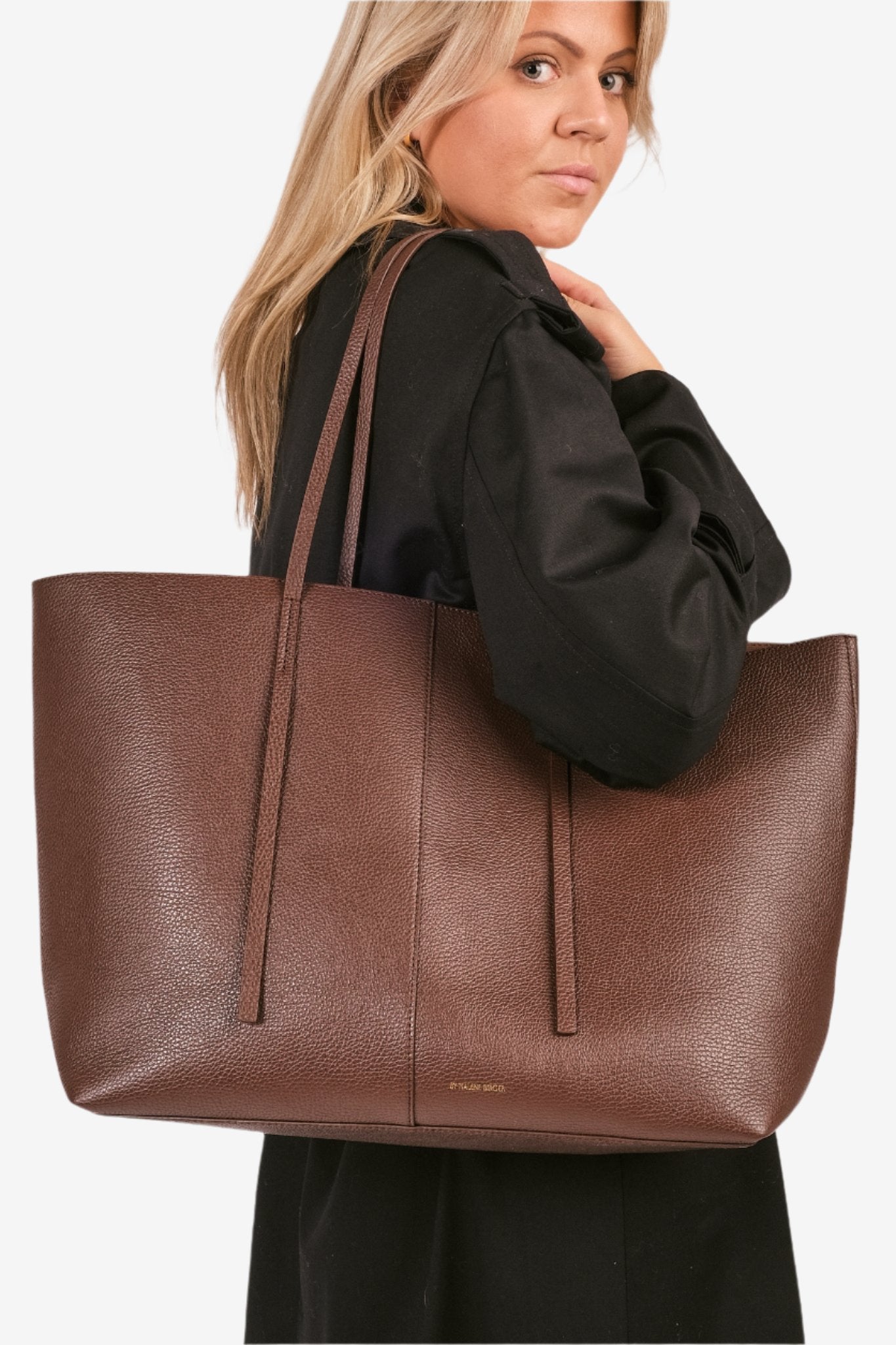 By Malene Birger Abilla skinnveske i brun, laget av 100% kuskinn, med en myk kvalitet og romslig størrelse.