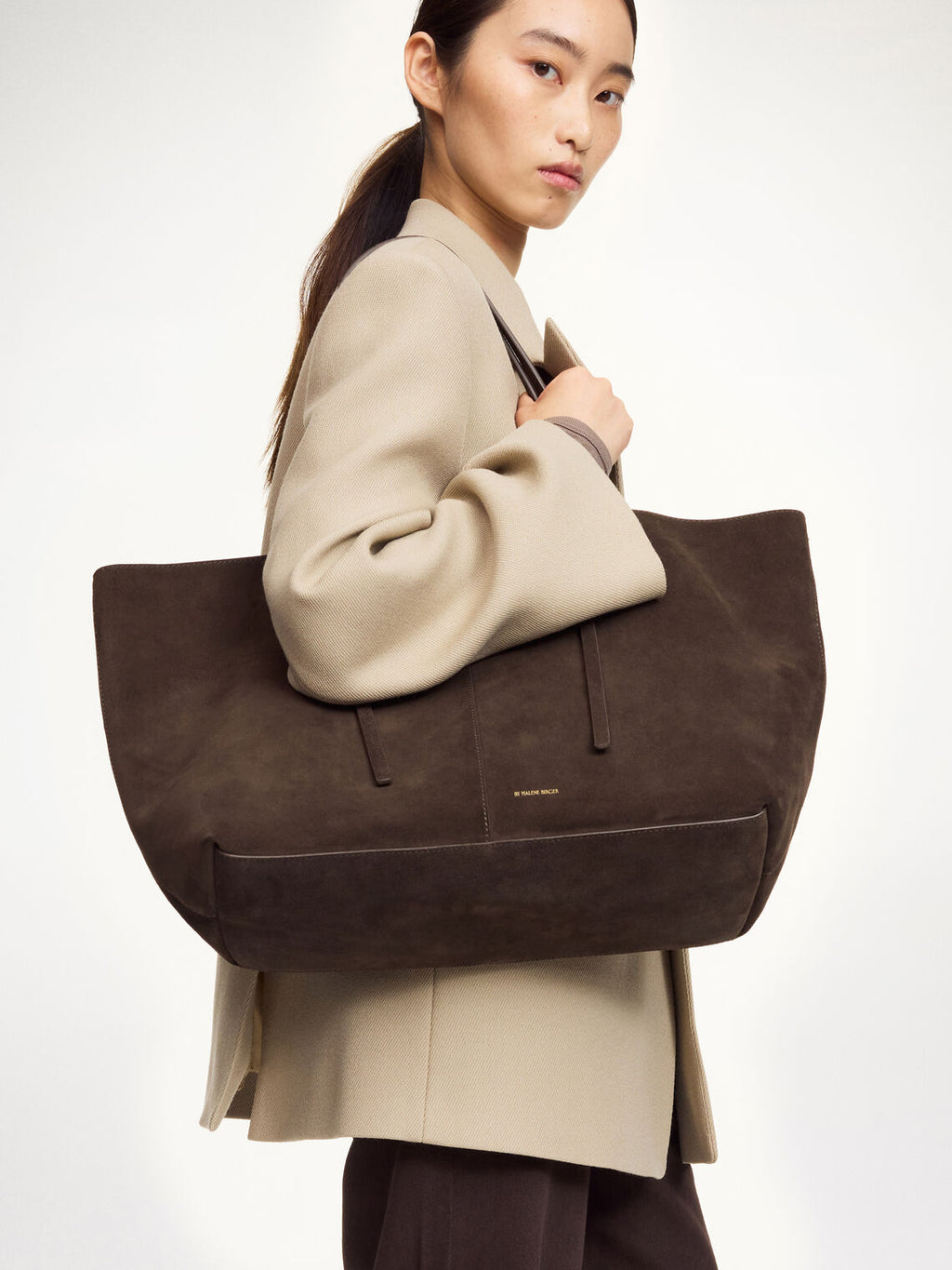 By Malene Birger ABILLA veske i mørkebrun, laget av semsket skinn.