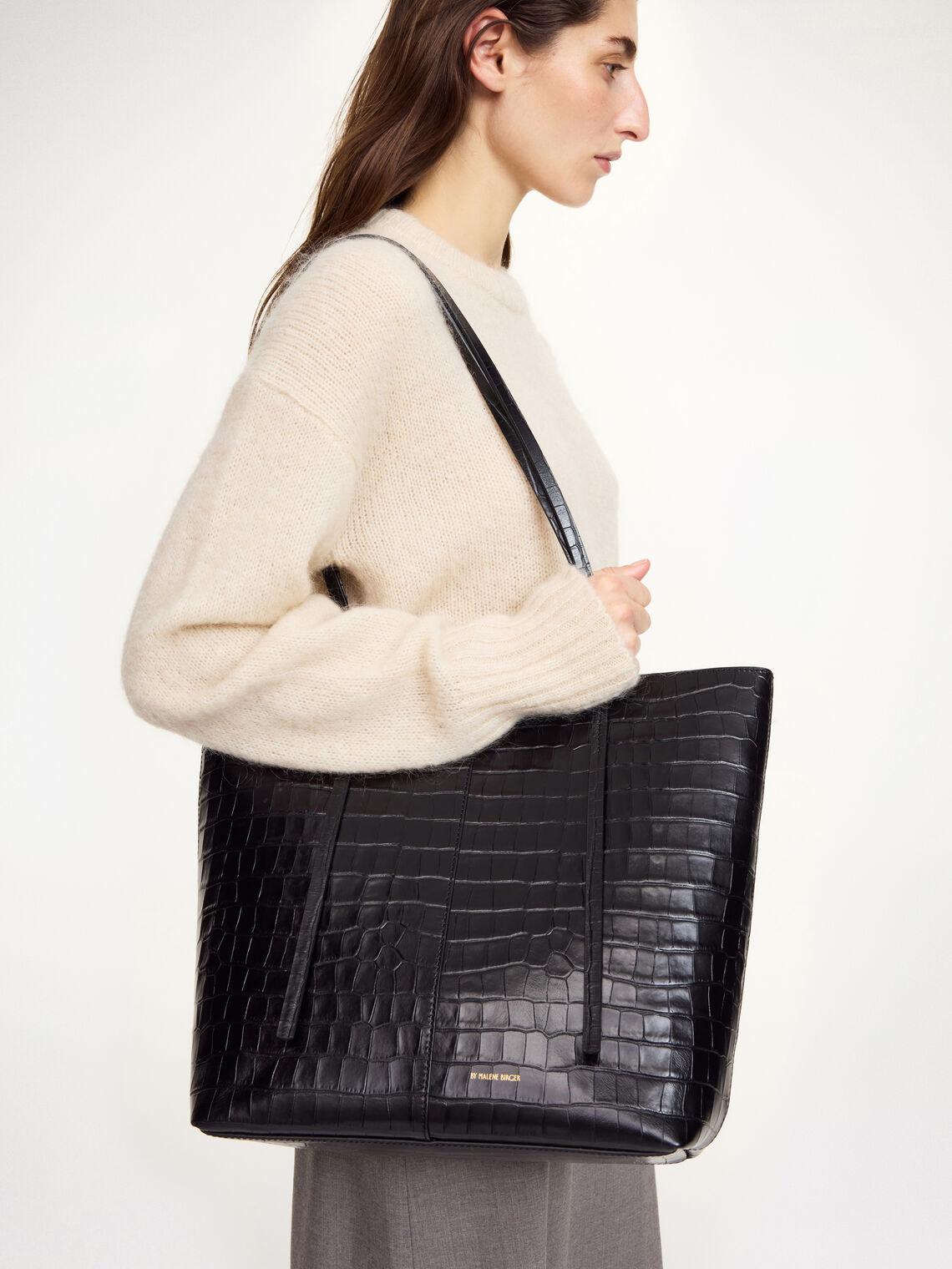 ABILSO CROCO veske fra By Malene Birger i sort skinn med croco-struktur og knytelukking.