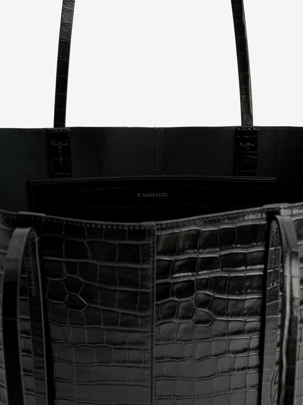 ABILSO CROCO veske fra By Malene Birger i sort strukturert skinn med liten innvendig lomme.