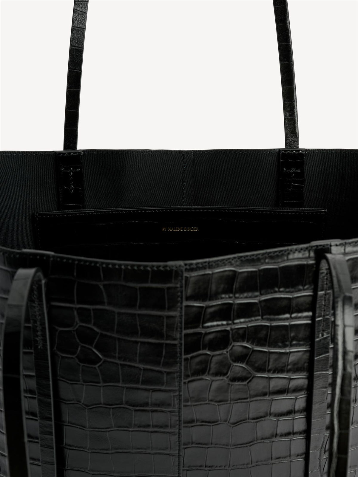 ABILSO CROCO veske fra By Malene Birger i sort strukturert skinn med liten innvendig lomme.