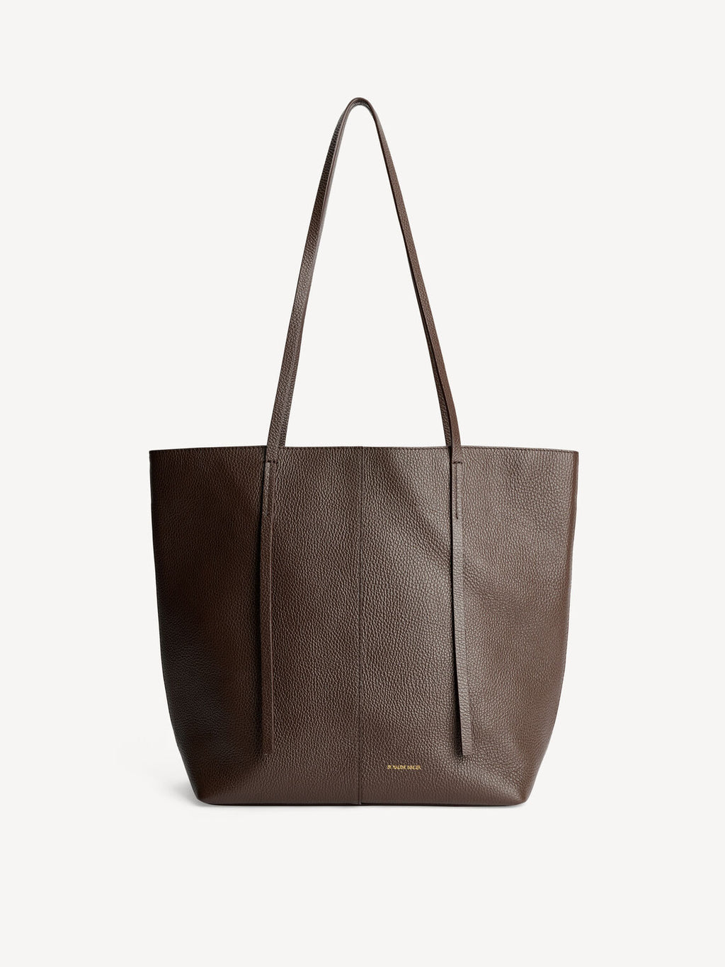 By Malene Birger Abilso veske i mørkebrun, laget av kuskinn med struktur og en tote-form.