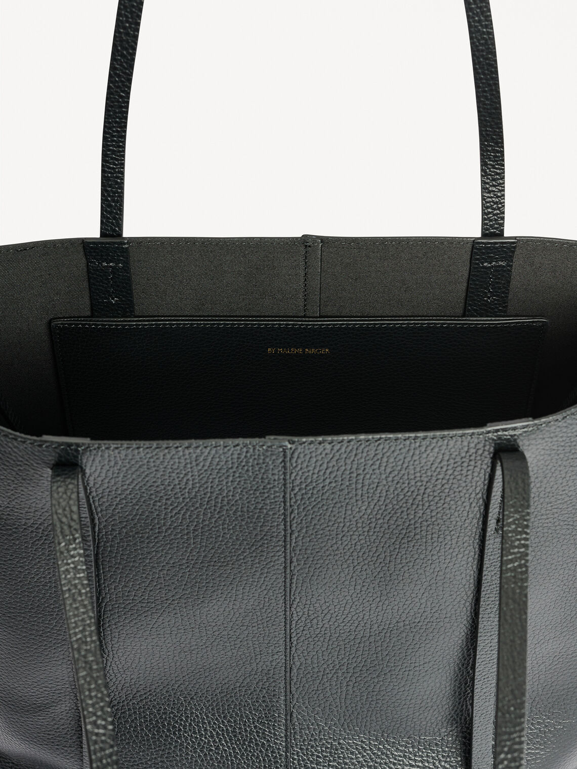 ABILSO veske fra By Malene Birger i fargen sort, laget i 100% kuskinn med strukturert overflate og tote-form.