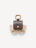Lekkert ADA AirPod-etui i fargen beige fra By Malene Birger med det ikoniske Signature Flower-printet. Caset er designet for å kunne henges på vesker eller nøkkelknipper, har en praktisk ladeåpning i bunnen og lukkes med en knapp i front. Det passer til AirPods andre, tredje og fjerde generasjon.