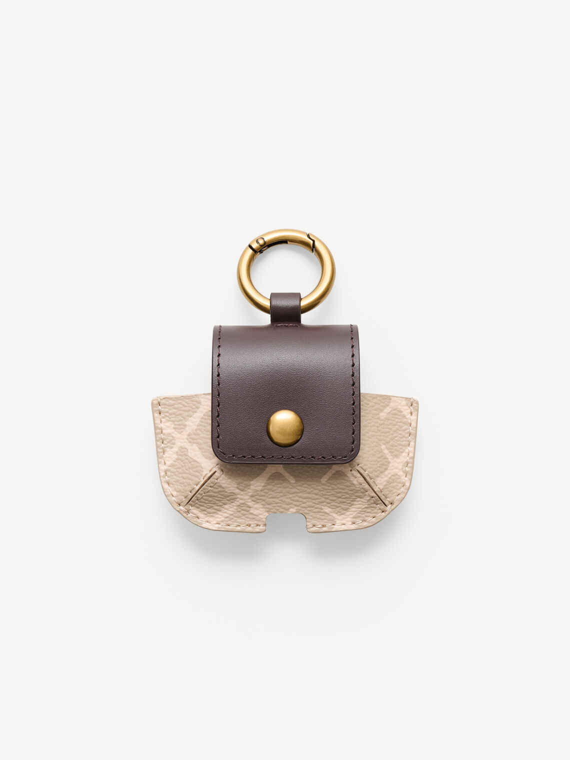 Lekkert ADA AirPod-etui i fargen beige fra By Malene Birger med det ikoniske Signature Flower-printet. Caset er designet for å kunne henges på vesker eller nøkkelknipper, har en praktisk ladeåpning i bunnen og lukkes med en knapp i front. Det passer til AirPods andre, tredje og fjerde generasjon.