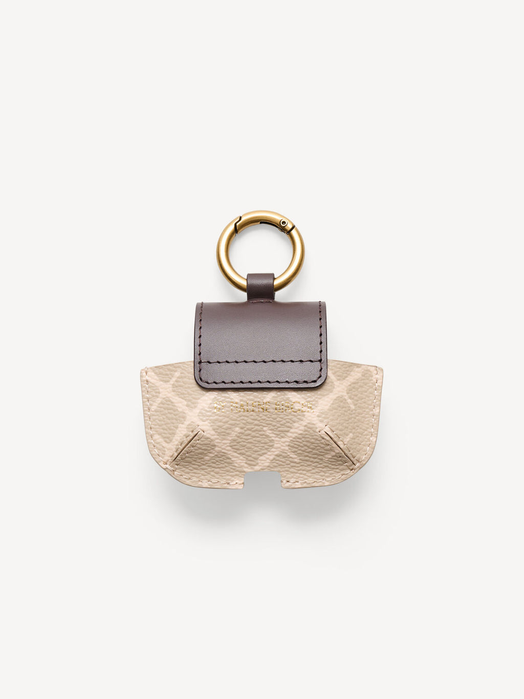Lekkert ADA AirPod-etui i fargen beige fra By Malene Birger med det ikoniske Signature Flower-printet. Caset er designet for å kunne henges på vesker eller nøkkelknipper, har en praktisk ladeåpning i bunnen og lukkes med en knapp i front. Det passer til AirPods andre, tredje og fjerde generasjon.