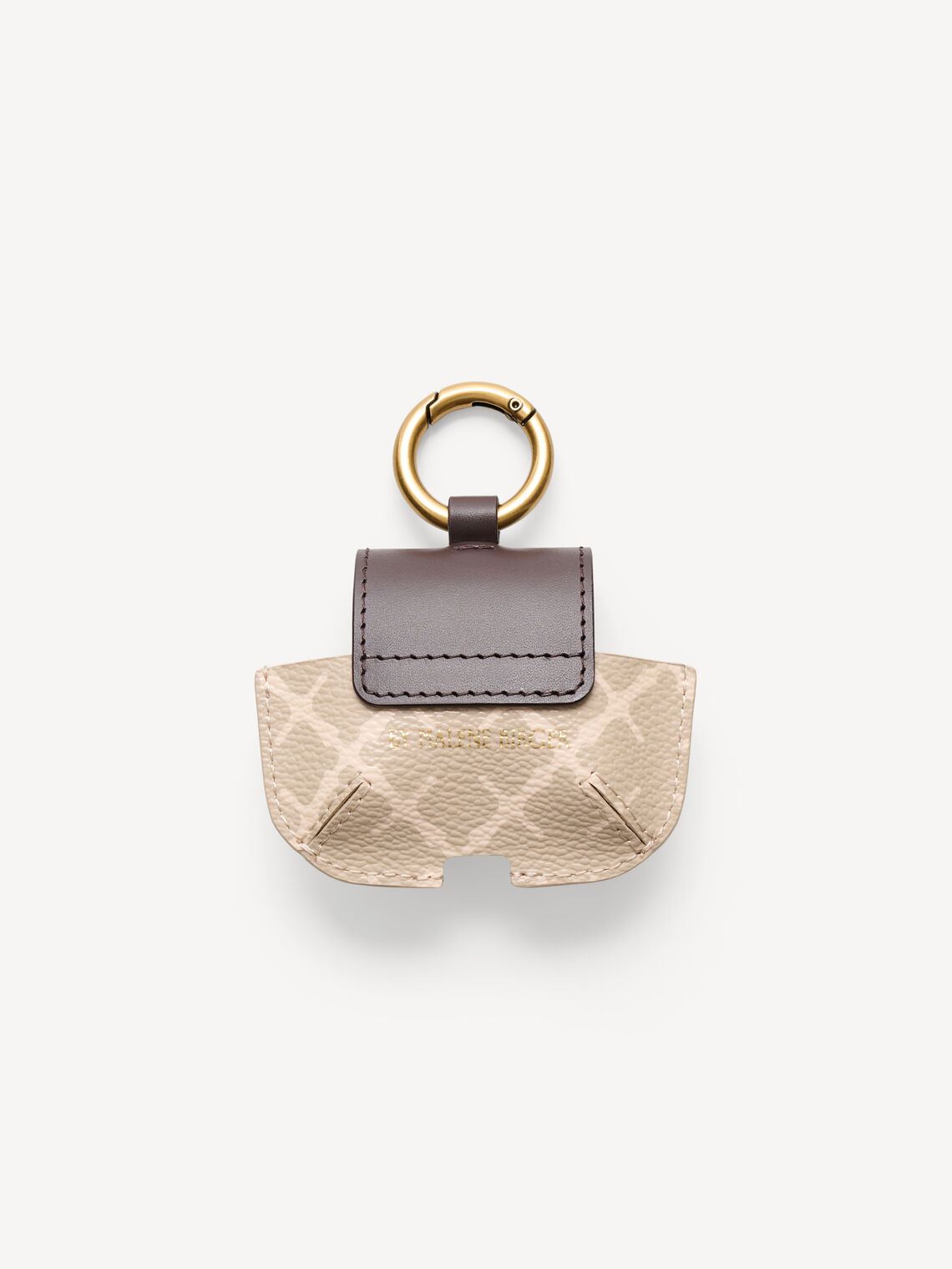 Lekkert ADA AirPod-etui i fargen beige fra By Malene Birger med det ikoniske Signature Flower-printet. Caset er designet for å kunne henges på vesker eller nøkkelknipper, har en praktisk ladeåpning i bunnen og lukkes med en knapp i front. Det passer til AirPods andre, tredje og fjerde generasjon.