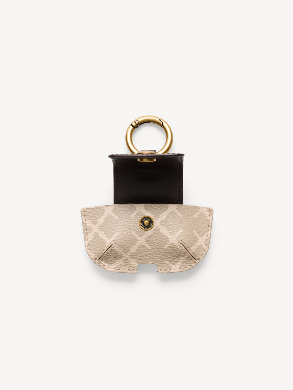 Lekkert ADA AirPod-etui i fargen beige fra By Malene Birger med det ikoniske Signature Flower-printet. Caset er designet for å kunne henges på vesker eller nøkkelknipper, har en praktisk ladeåpning i bunnen og lukkes med en knapp i front. Det passer til AirPods andre, tredje og fjerde generasjon.