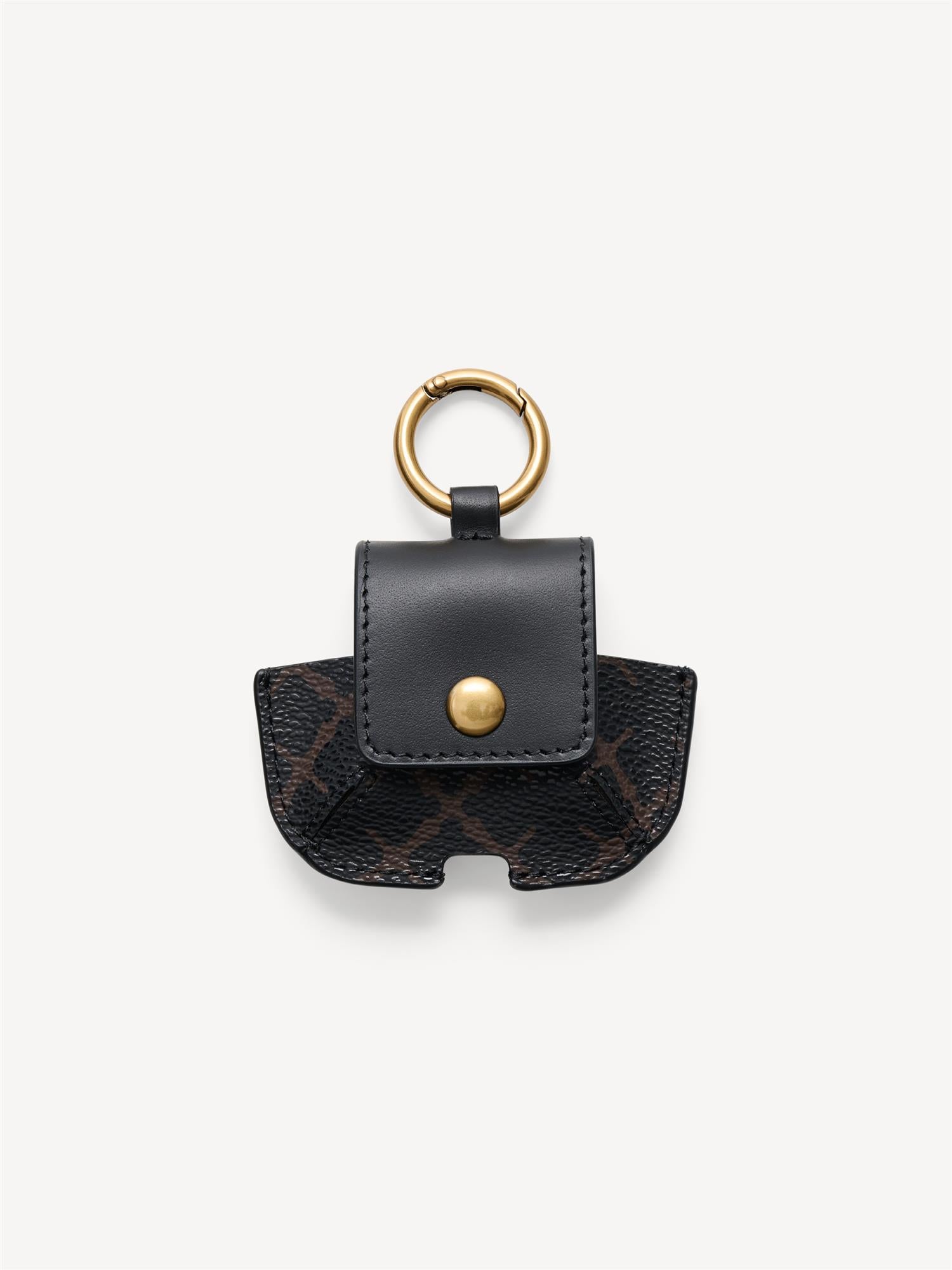 ADA AirPod-etui fra By Malene Birger i fargen brun, med Signature Flower-print. Designet for å henges på vesker eller nøkkelknipper, med ladeåpning i bunnen og knapp i front. Passer AirPods 2., 3. og 4. generasjon.