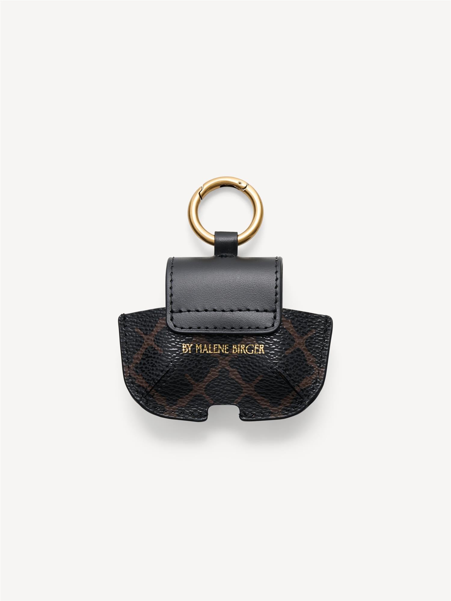 ADA AirPod-etui fra By Malene Birger i fargen brun, med Signature Flower-print. Designet for å henges på vesker eller nøkkelknipper, med ladeåpning i bunnen og knapp i front. Passer AirPods 2., 3. og 4. generasjon.