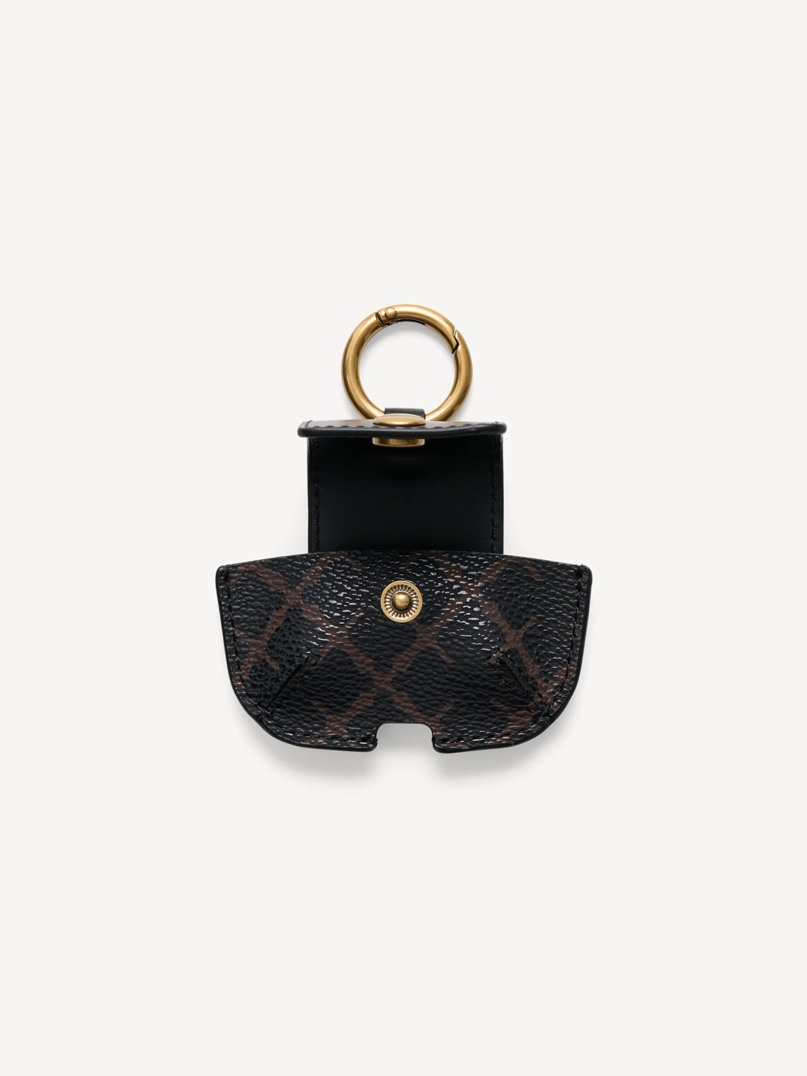 ADA AirPod-etui fra By Malene Birger i fargen brun, med Signature Flower-print. Designet for å henges på vesker eller nøkkelknipper, med ladeåpning i bunnen og knapp i front. Passer AirPods 2., 3. og 4. generasjon.