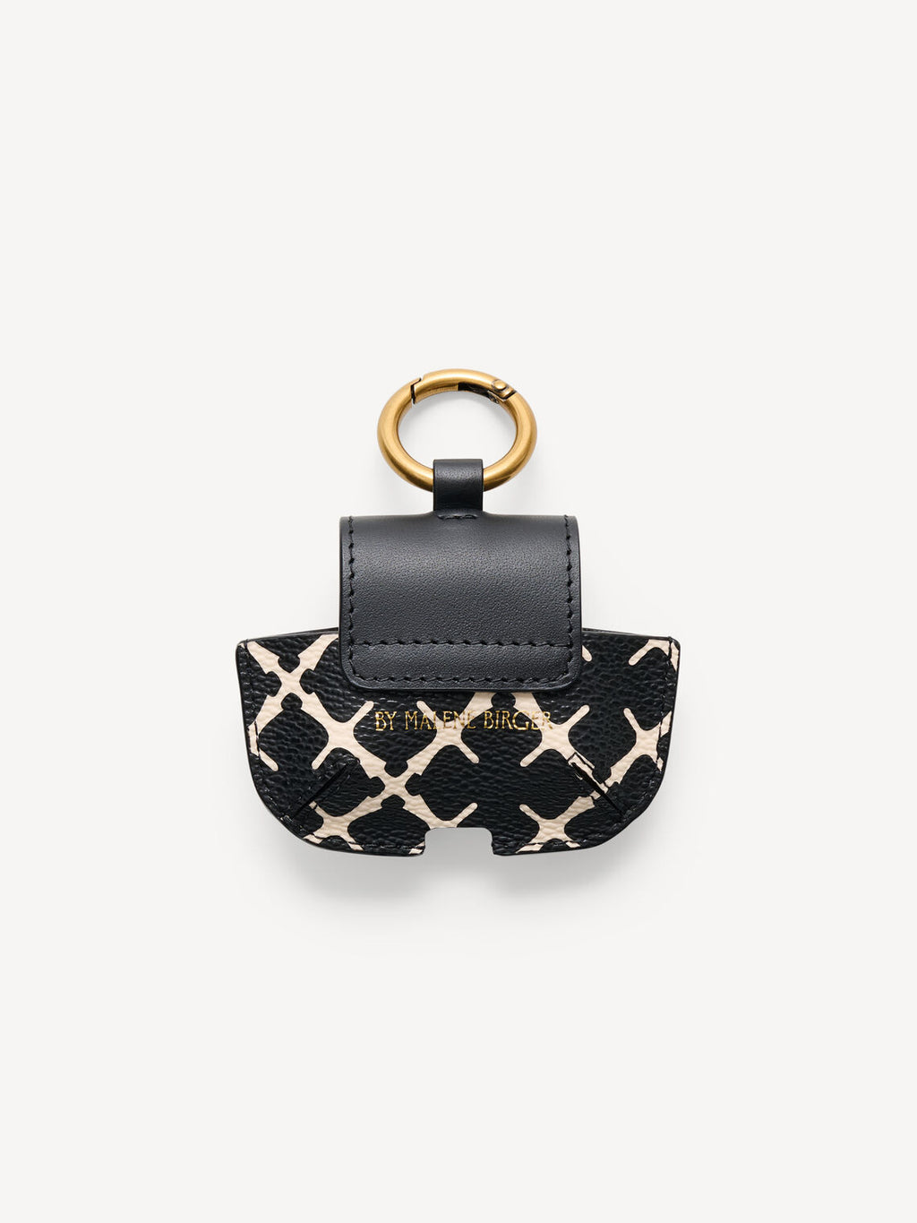 ADA AirPod-etui fra By Malene Birger i fargen sort, laget i polyvinylklorid med Signatur Flower-print. Lukkes med knapp i front og har åpning for ladekabel i bunnen.