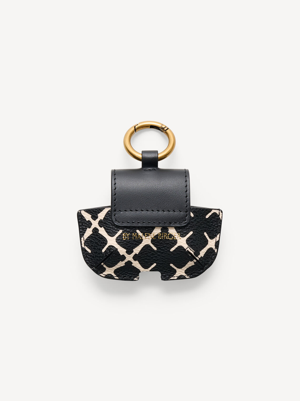 ADA AirPod-etui fra By Malene Birger i fargen sort, laget i polyvinylklorid med Signatur Flower-print. Lukkes med knapp i front og har åpning for ladekabel i bunnen.