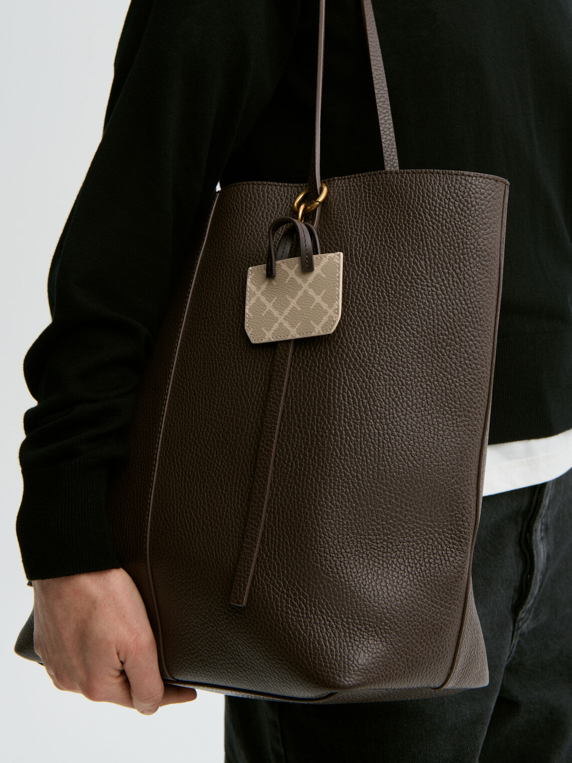 By Malene Birger Ada Charm nøkkelring i beige PVC med Signatur Flowerprint og gulldetaljer, 9 x 8 cm.