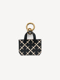 By Malene Birger Ada Charm nøkkelring i sort PVC med Signatur Flowerprint og gulldetaljer, 9 x 8 cm.