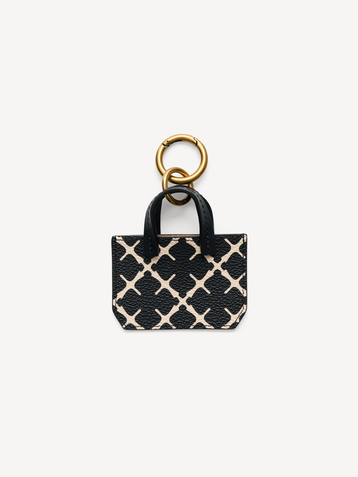 By Malene Birger Ada Charm nøkkelring i sort PVC med Signatur Flowerprint og gulldetaljer, 9 x 8 cm.