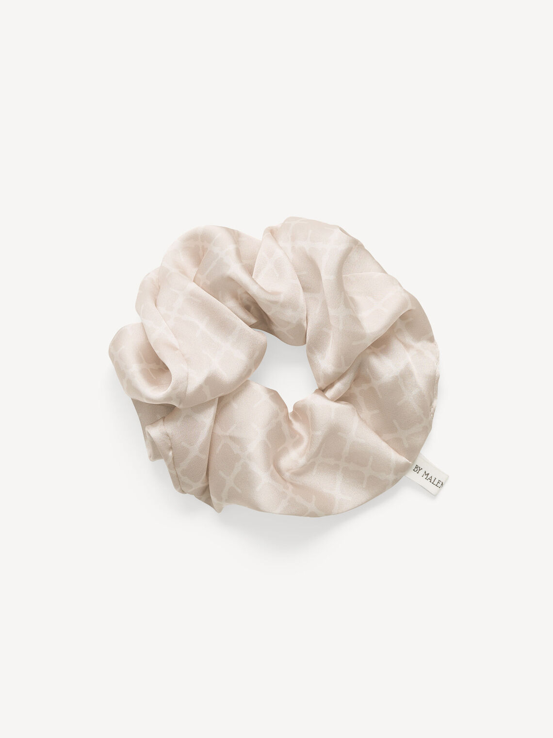 By Malene Birger Ada Scrunchie hårstrikk i beige silke med Signatur Flowerprint.