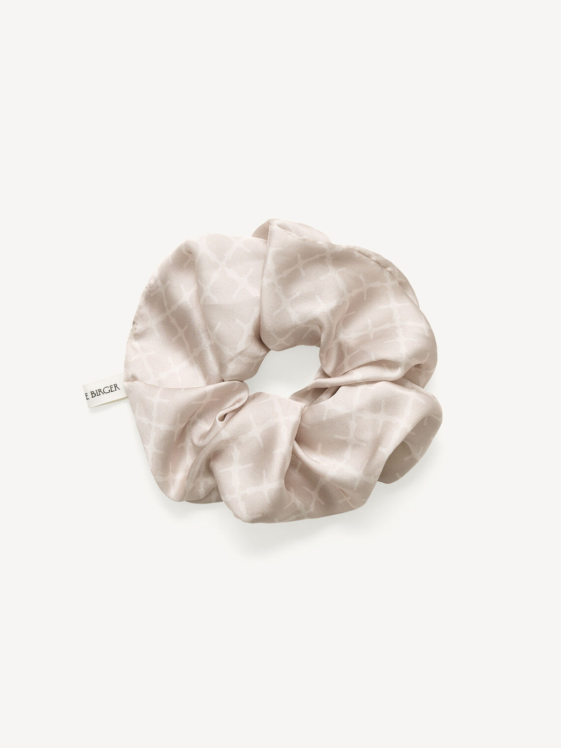 By Malene Birger Ada Scrunchie hårstrikk i beige silke med Signatur Flowerprint.
