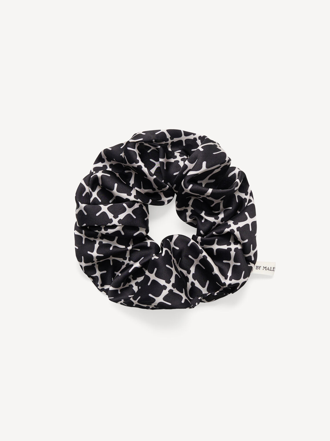By Malene Birger Ada Scrunchie hårstrikk i sort silke med Signatur Flowerprint.