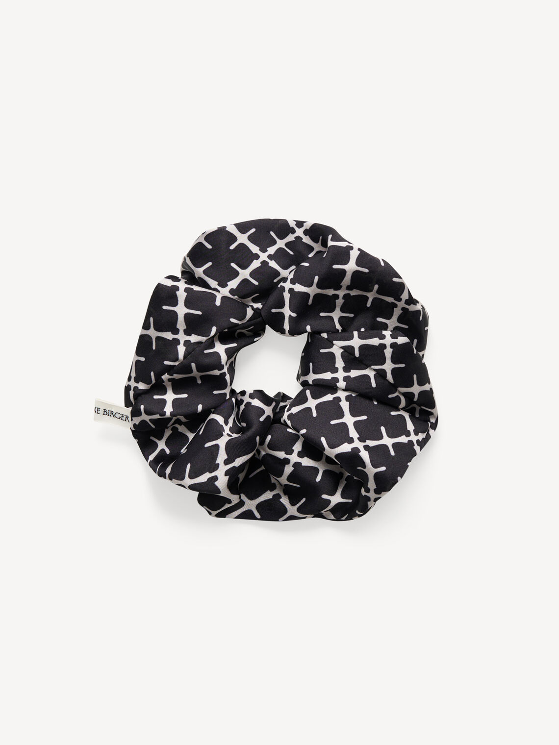 By Malene Birger Ada Scrunchie hårstrikk i sort silke med Signatur Flowerprint.