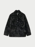 ADELINE shearlingjakke fra By Malene Birger i fargen sort, laget i 100% ekte kalveskinn med naturlig hår. Vrengbar med langhåret finish på den ene siden og glatt skinn på den andre, lukkes med knapper i front.