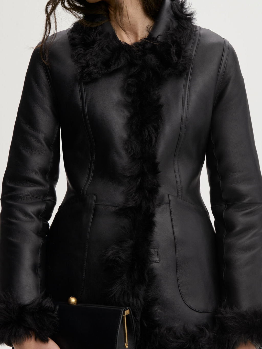 ADELINE shearlingjakke fra By Malene Birger i fargen sort, laget i 100% ekte kalveskinn med naturlig hår. Vrengbar med langhåret finish på den ene siden og glatt skinn på den andre, lukkes med knapper i front.