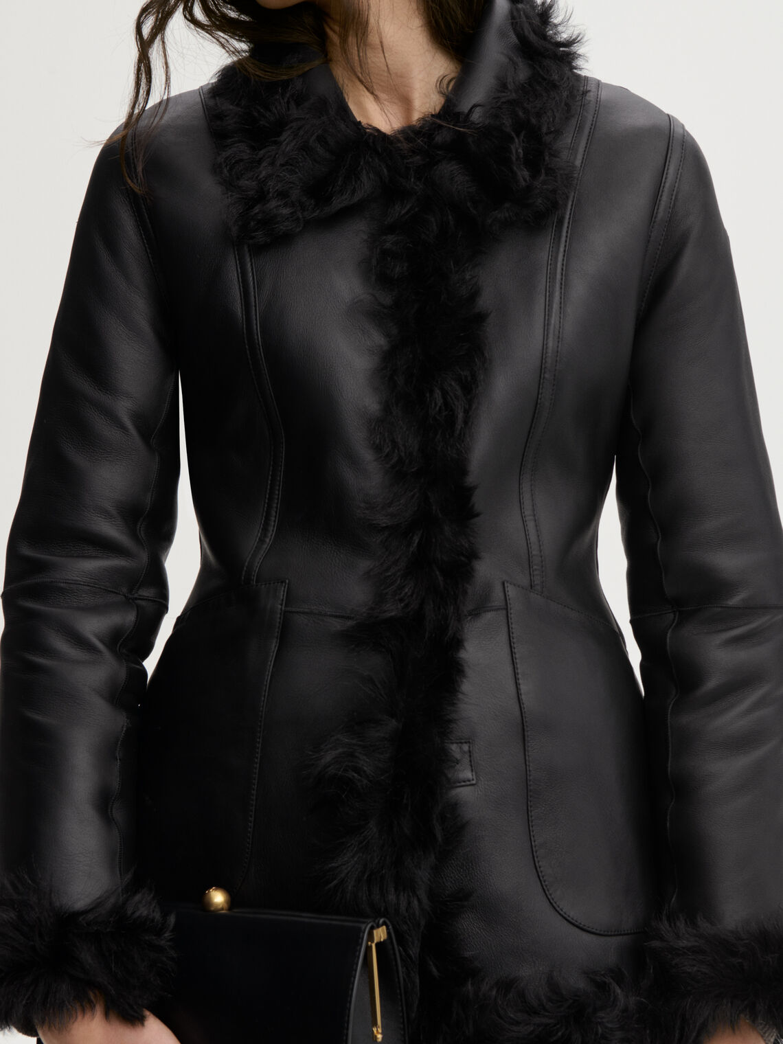 ADELINE shearlingjakke fra By Malene Birger i fargen sort, laget i 100% ekte kalveskinn med naturlig hår. Vrengbar med langhåret finish på den ene siden og glatt skinn på den andre, lukkes med knapper i front.