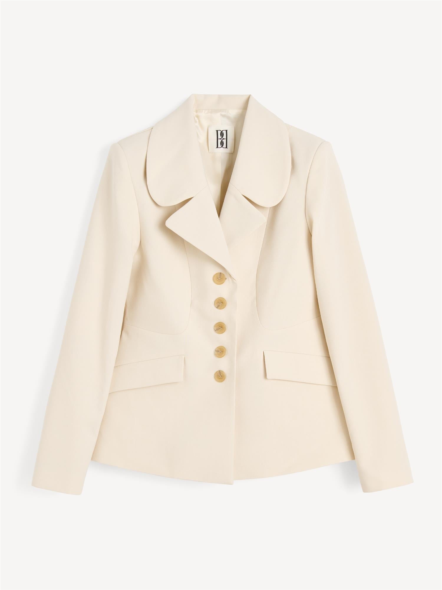 By Malene Birger Adrianna blazer i kremhvit, med innsvinget midje for en feminin og tidløs passform.