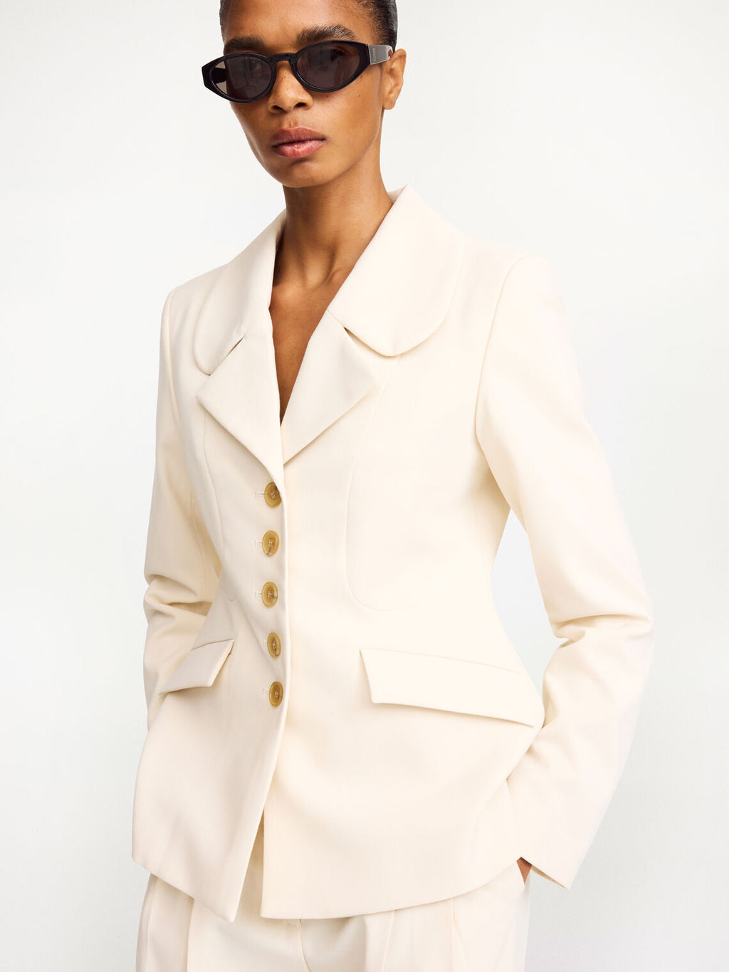By Malene Birger Adrianna blazer i kremhvit, med innsvinget midje for en feminin og tidløs passform.