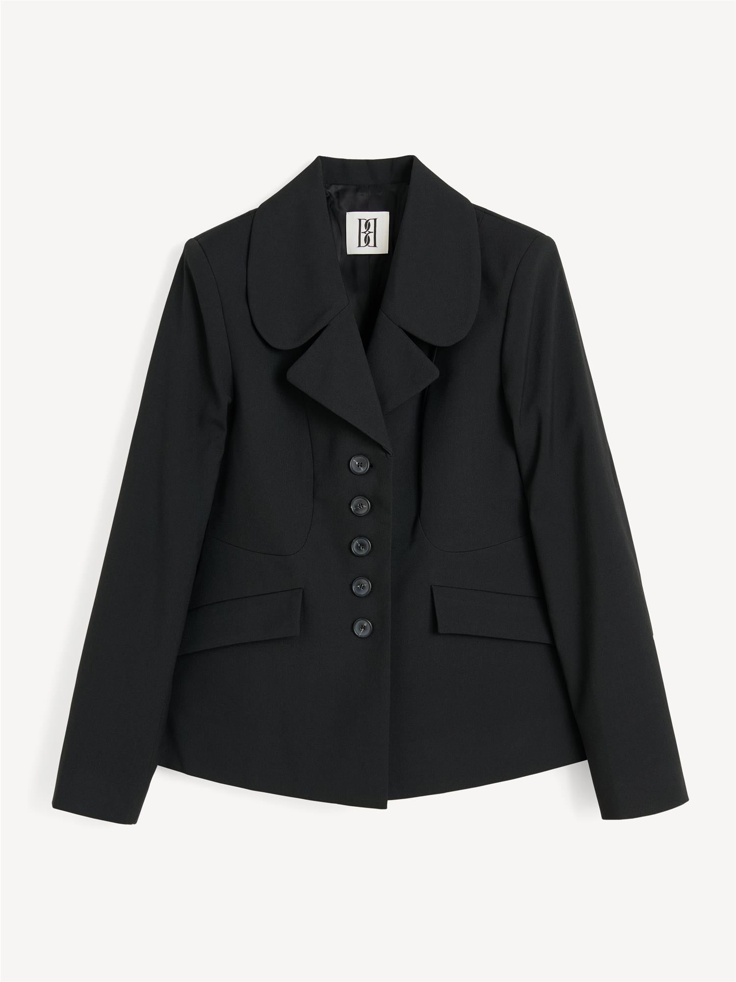 By Malene Birger Adrianna blazer i sort, med innsvinget midje for en feminin og tidløs passform, laget av resirkulert polyester, viskose og elastan.