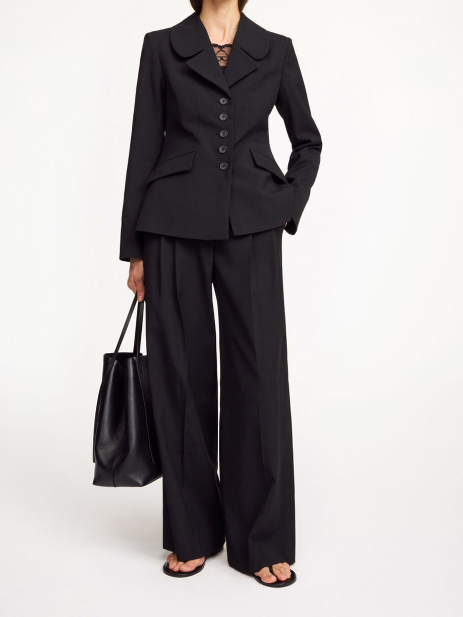 By Malene Birger Adrianna blazer i sort, med innsvinget midje for en feminin og tidløs passform, laget av resirkulert polyester, viskose og elastan.