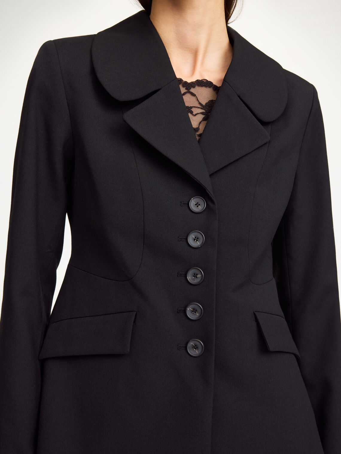 By Malene Birger Adrianna blazer i sort, med innsvinget midje for en feminin og tidløs passform, laget av resirkulert polyester, viskose og elastan.