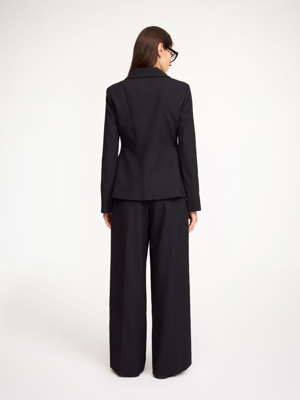 By Malene Birger Adrianna blazer i sort, med innsvinget midje for en feminin og tidløs passform, laget av resirkulert polyester, viskose og elastan.