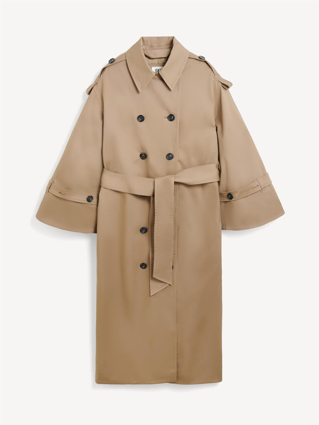 By Malene Birger Alaya trenchcoat i brun, med et oversized uttrykk og en blanding av organisk bomull og elastan.