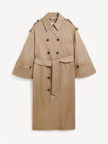 By Malene Birger Alaya trenchcoat i brun, med et oversized uttrykk og en blanding av organisk bomull og elastan.