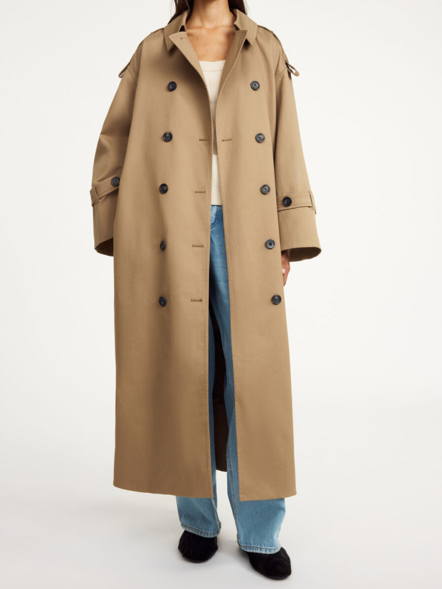 By Malene Birger Alaya trenchcoat i brun, med et oversized uttrykk og en blanding av organisk bomull og elastan.