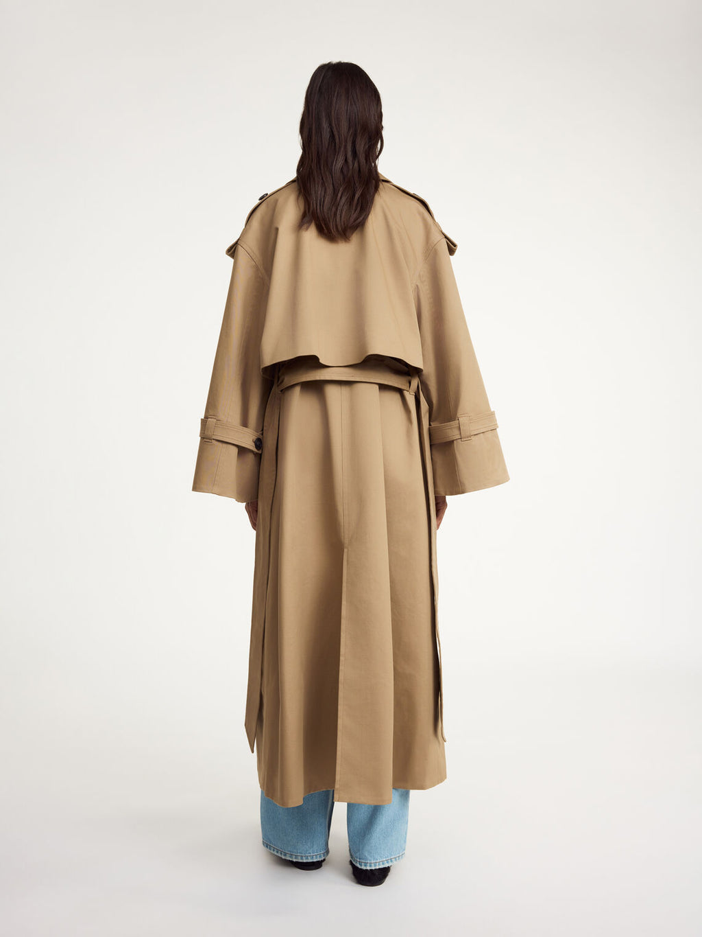 By Malene Birger Alaya trenchcoat i brun, med et oversized uttrykk og en blanding av organisk bomull og elastan.