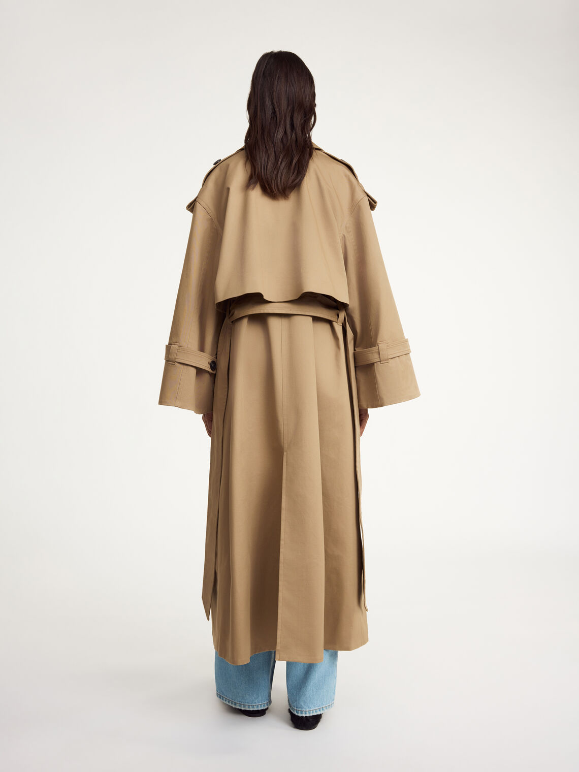 By Malene Birger Alaya trenchcoat i brun, med et oversized uttrykk og en blanding av organisk bomull og elastan.