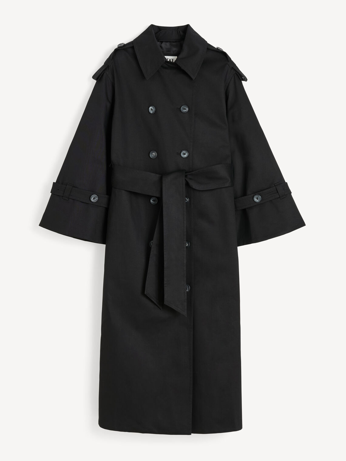 By Malene Birger Alaya trenchcoat i sort, med et oversized uttrykk og en blanding av organisk bomull og elastan.
