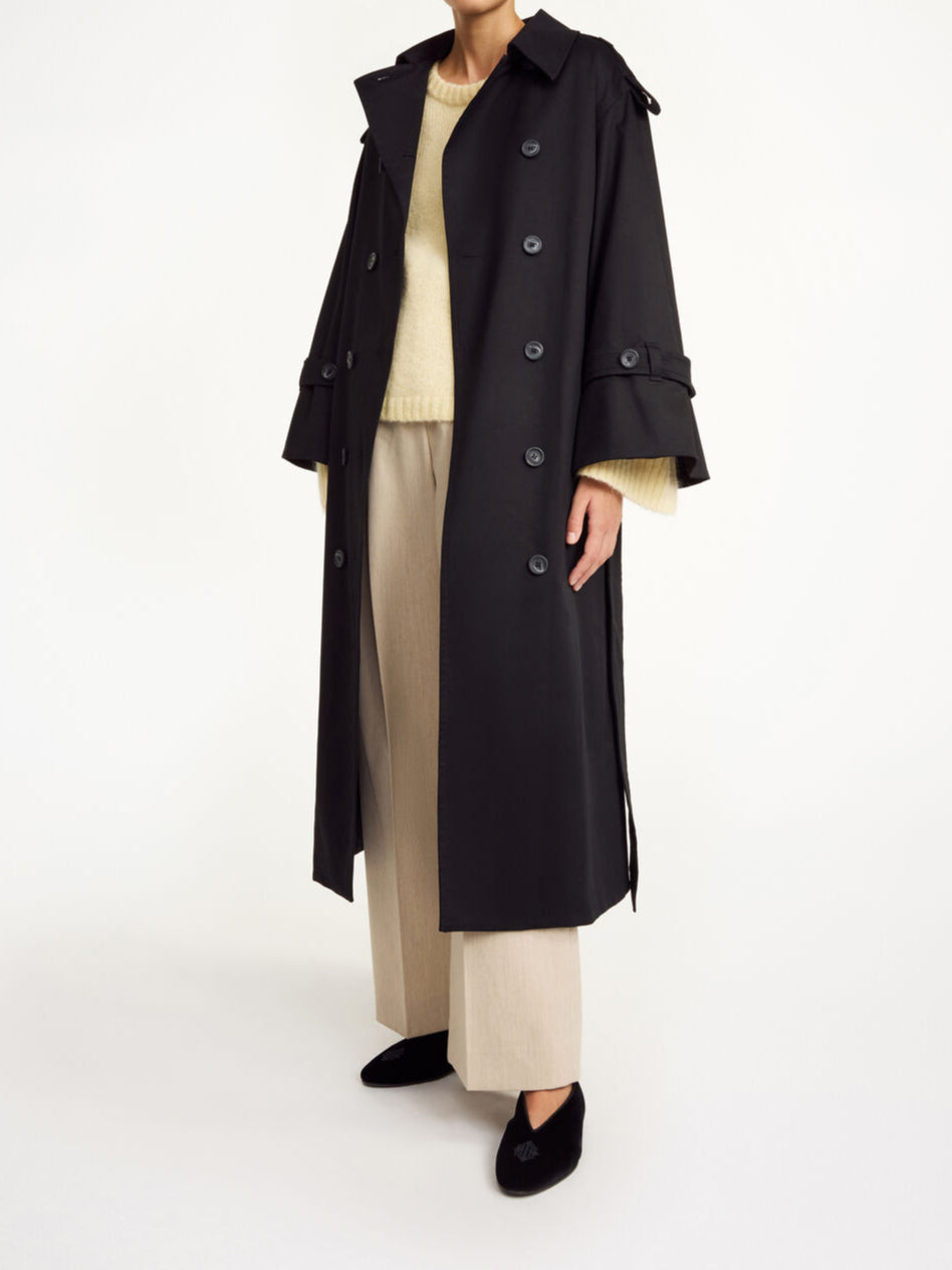 By Malene Birger Alaya trenchcoat i sort, med et oversized uttrykk og en blanding av organisk bomull og elastan.