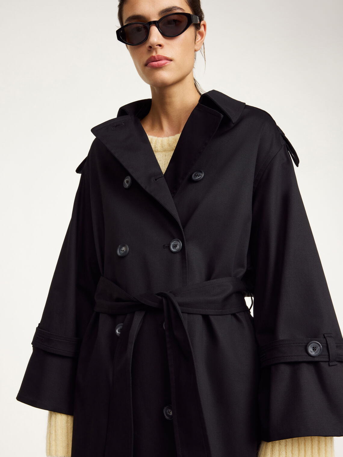 By Malene Birger Alaya trenchcoat i sort, med et oversized uttrykk og en blanding av organisk bomull og elastan.