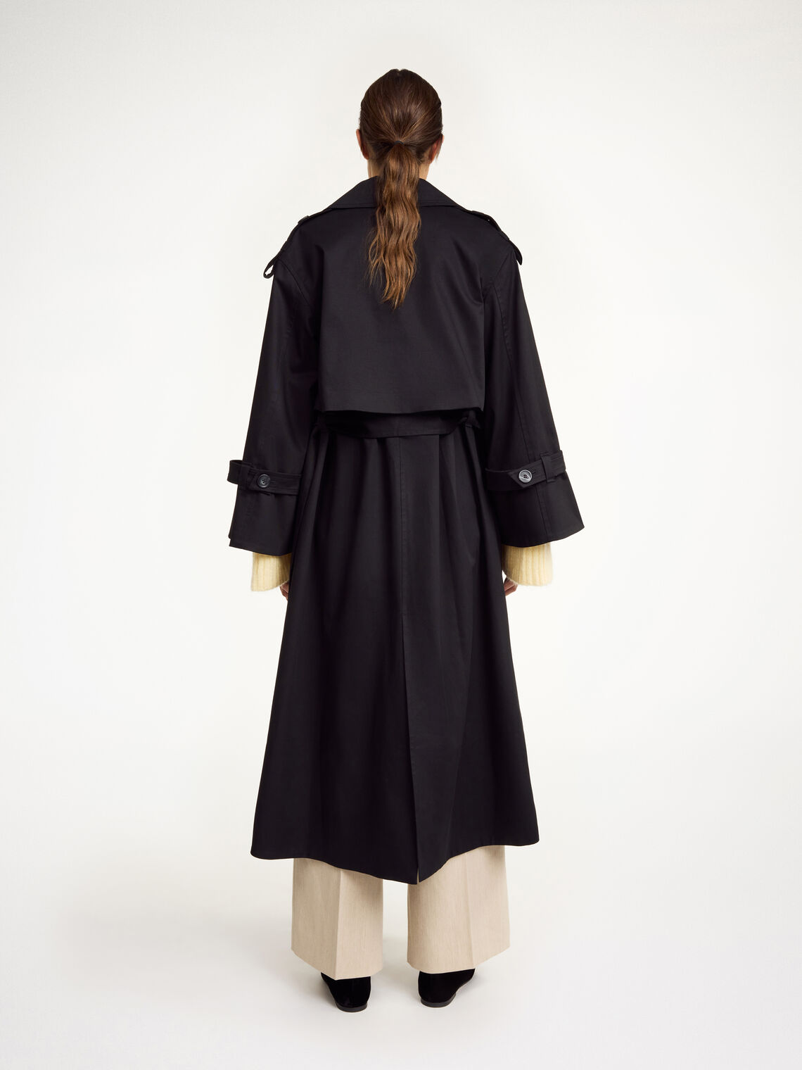 By Malene Birger Alaya trenchcoat i sort, med et oversized uttrykk og en blanding av organisk bomull og elastan.