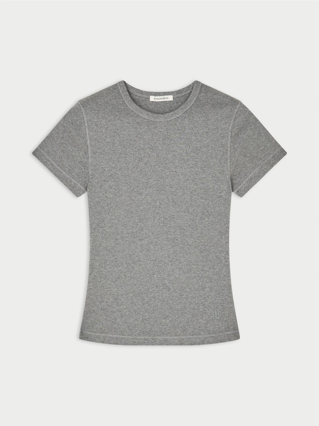 ALICIA t-skjorte fra By Malene Birger i fargen grå, laget i 100% organisk bomull. Smal passform, rund hals, korte ermer og brodert monogramprint.